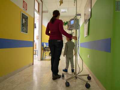Nel corridoio incontriamo Gianmarco, di soli tre anni, che passeggia per il corridoio attaccato a una flebo e assieme alla mamma, la 45enne Anna. Sul suo volto si legge tutta la stanchezza per la notte passata in corsia. �Siamo in attesa dei risultati delle analisi - ci confessa la madre -. Per fortuna che nella sala giochi ci siamo un po' distratti leggendo alcuni fumetti�